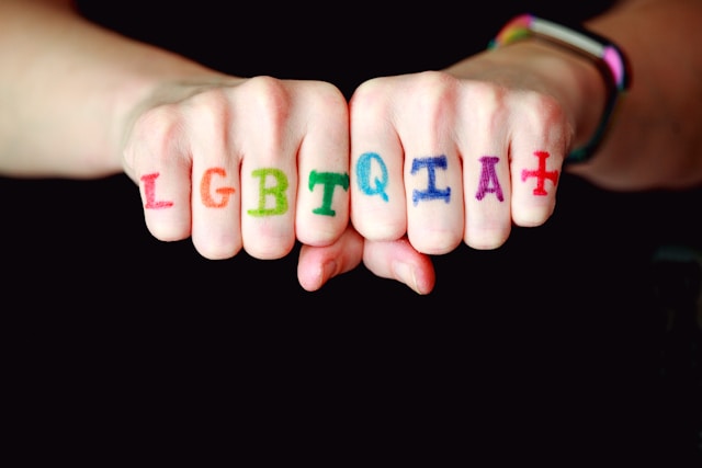 Dłonie z napisem LGBTQIAP+