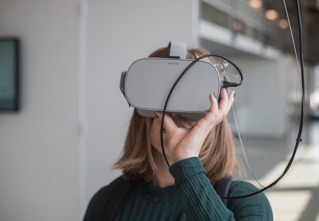 Kobieta, która ma na główę założone okulary VR