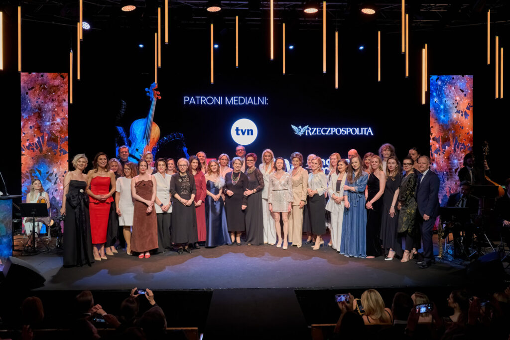 Laureatki i laureaci 17. edycji Konkursu Sukces Pisany Szminką na scenie w Teatrze 6. piętro w Warszawie.