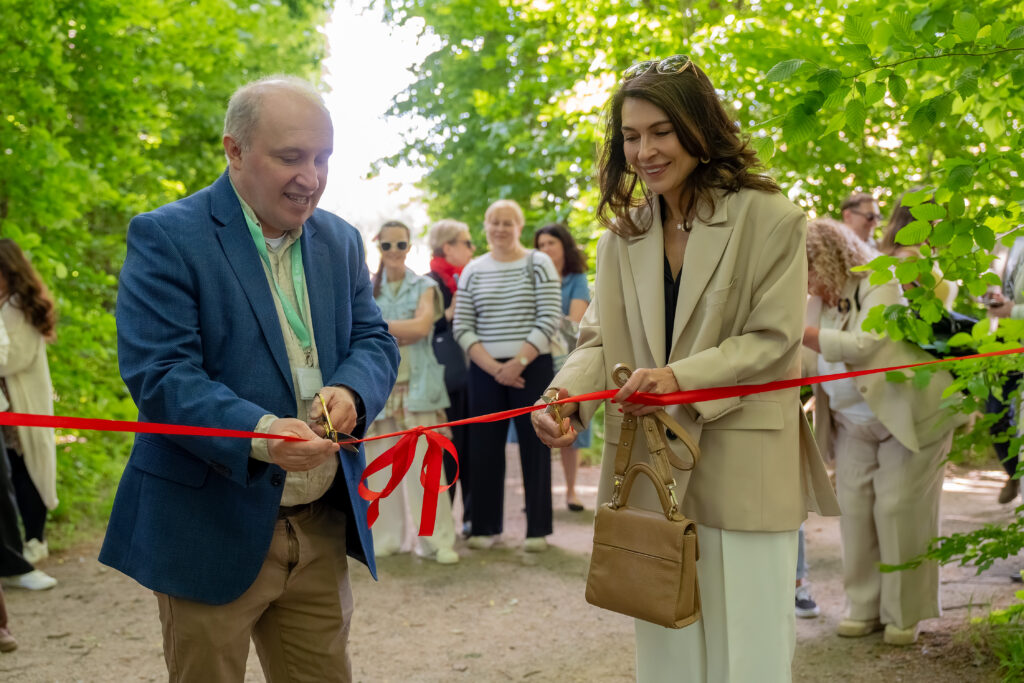 Olga Kozierowska wraz z Dyrektorem Pałacu w Wilanowie otwiera nową część Alei Ludzi Zmieniających Świat
